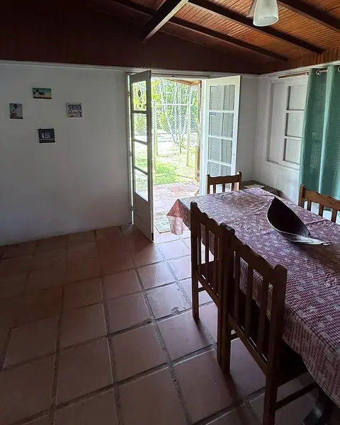 Mesa de jantar ao lado da porta aberta para o jardim